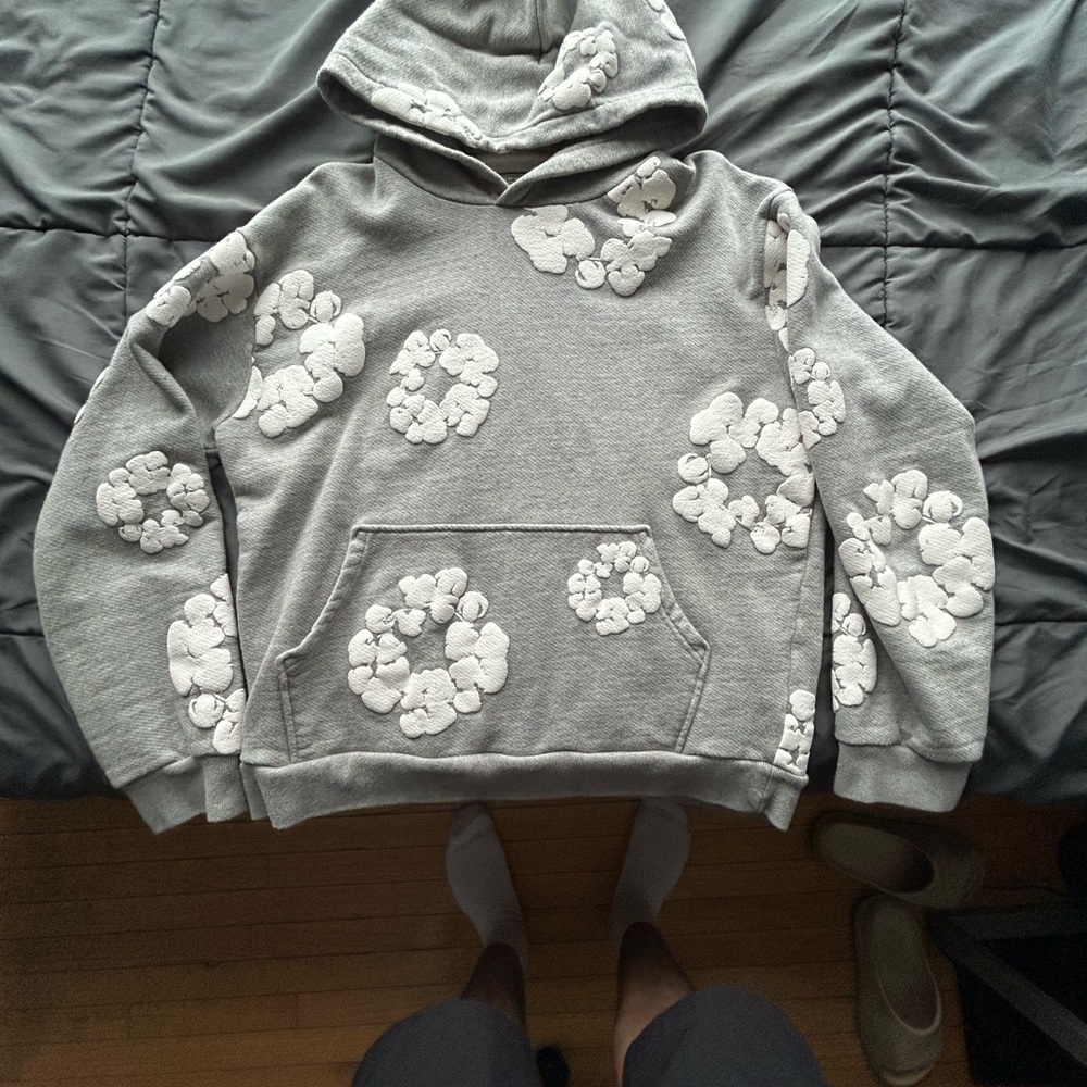 Authentic Denim Tears Pullover Hoodie in Gray with White Floral Design – Size M